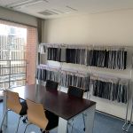 東京店 ハンガーサンプルのある商談室